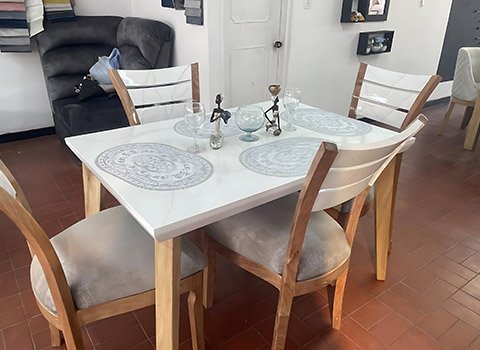Comedor-Sesgado-sillas-madera-blanca-Shekinah-Home
